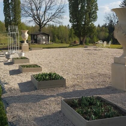 Puidust peenrakast 115 x 85 x 26 cm, must